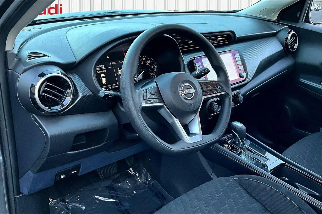 Used 2022 Gray Nissan SV image 17