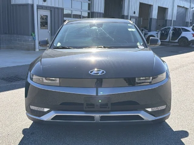 Used 2023 Black Hyundai SE image 16