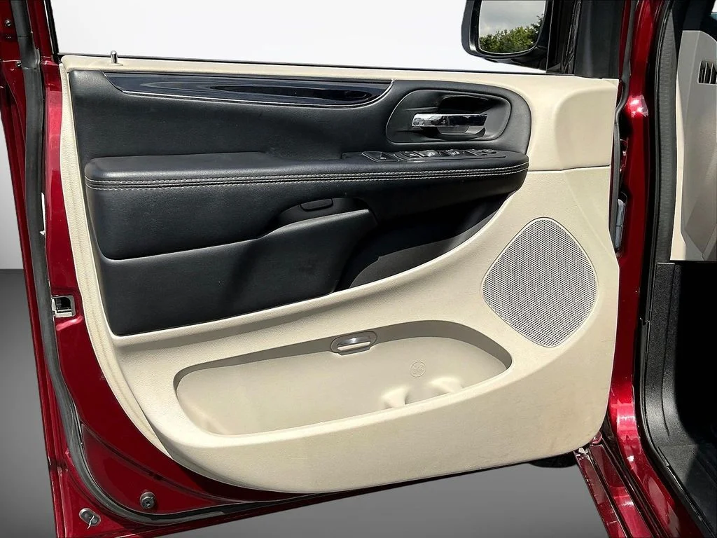 Used 2019 Red Dodge SXT image 26
