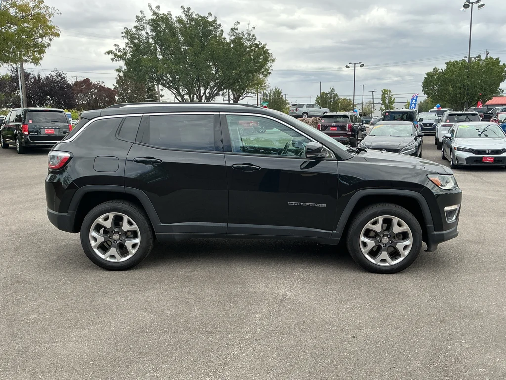 Used 2018 Diamond Black Crystal Pearlcoat Jeep Limited image 4