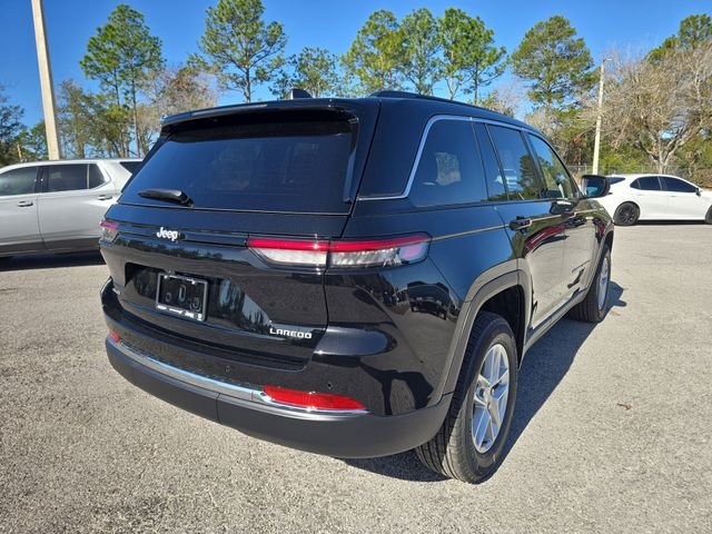 New 2026 Diamond Black Crystal Pearl-Coat Exterior Paint Jeep Laredo X image 4