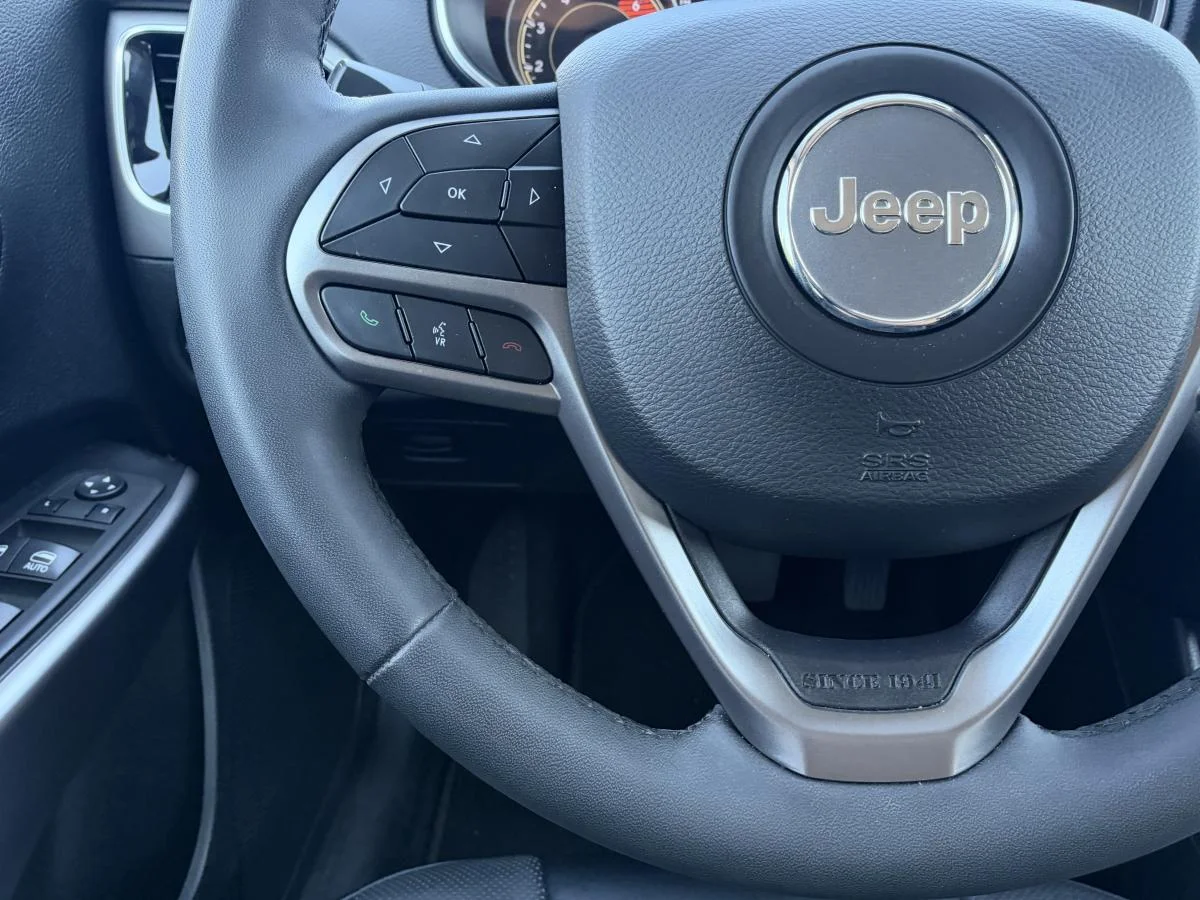 Used 2022 Grey Jeep Limited 4x4 image 24