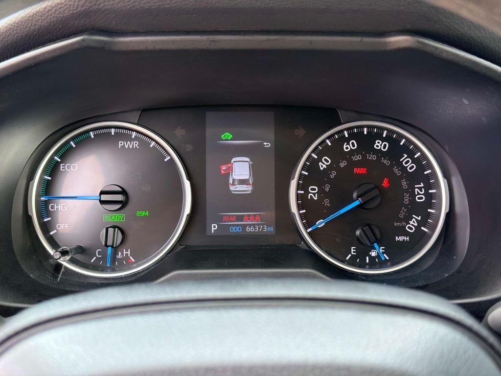 Used 2022 White Toyota LE image 29