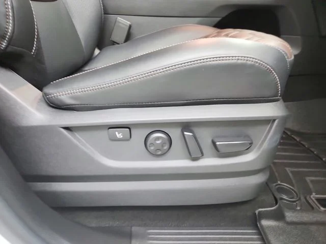 Used 2025 White Nissan Platinum Reserve image 41