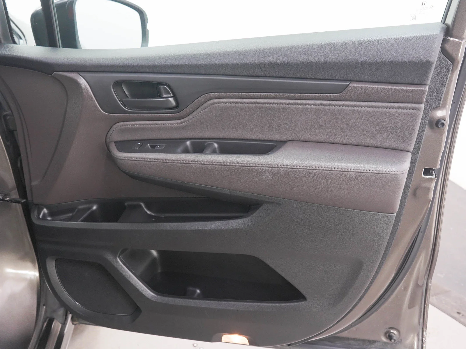 Used 2018 Pacific Pewter Metallic Honda Touring Auto image 13