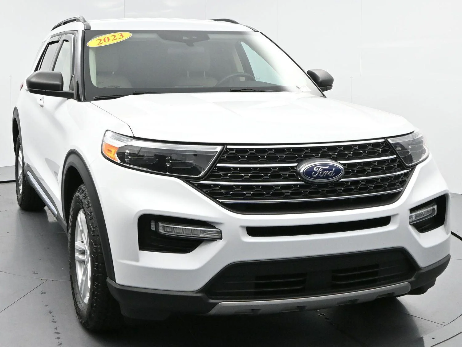 Used 2023 Oxford White Ford XLT image 2