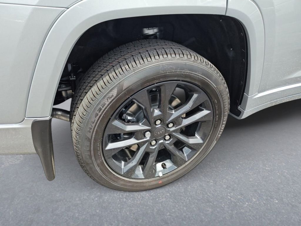New 2026 Silver Zynith Exterior Paint Jeep Limited Reserve image 11
