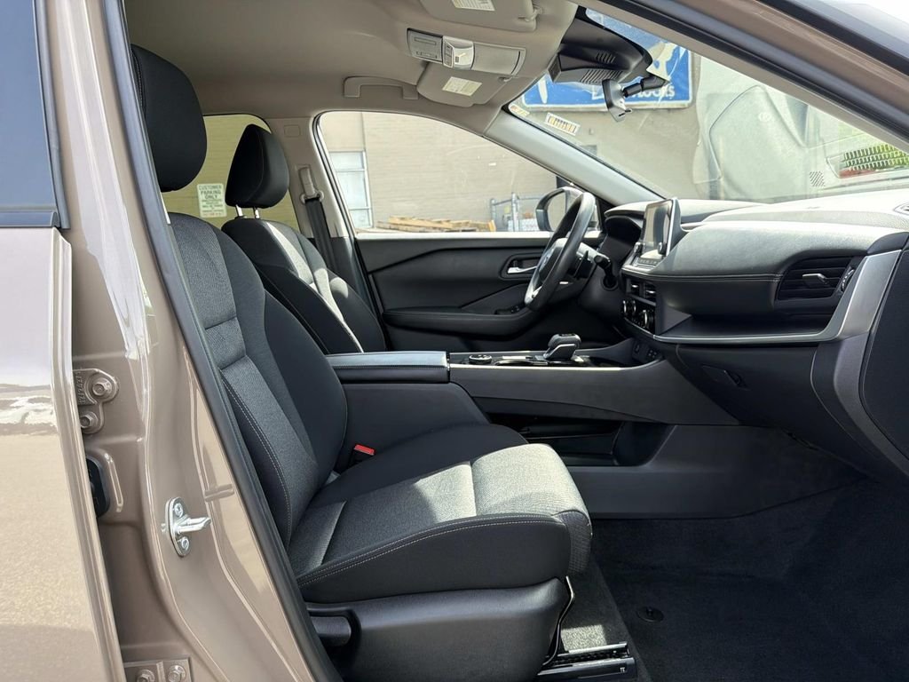 Used 2024  Nissan SV image 17