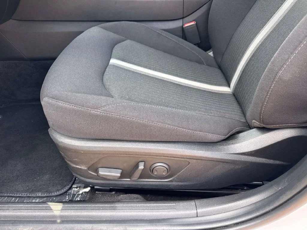 Used 2025 White Hyundai SEL image 23