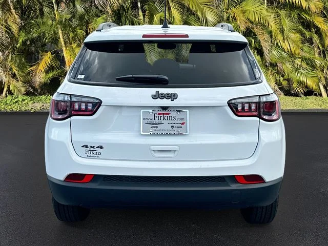 New 2026 Bright White Clear-Coat Exterior Paint Jeep Latitude image 6