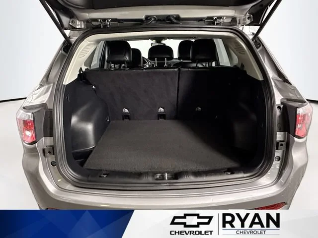 Used 2018 Silver Jeep Latitude image 25