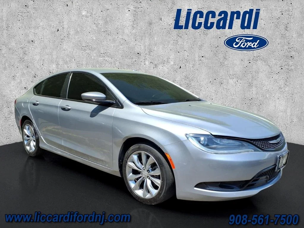 2015 Chrysler 200 S's photo