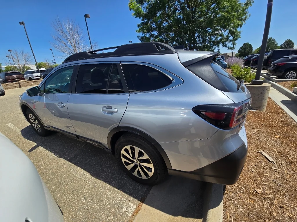 Used 2022 Ice Silver Metallic Subaru Premium image 13