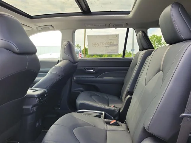 New 2026 Wind Chill Pearl Toyota Platinum image 11