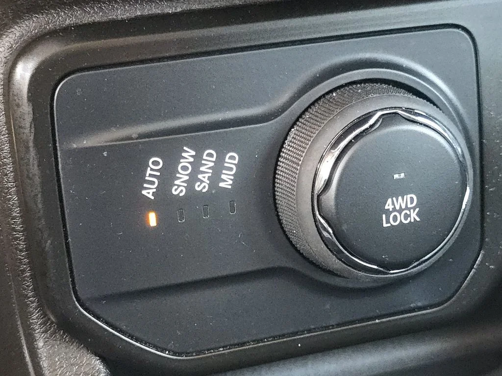 Used 2023 Gray Jeep Latitude image 29