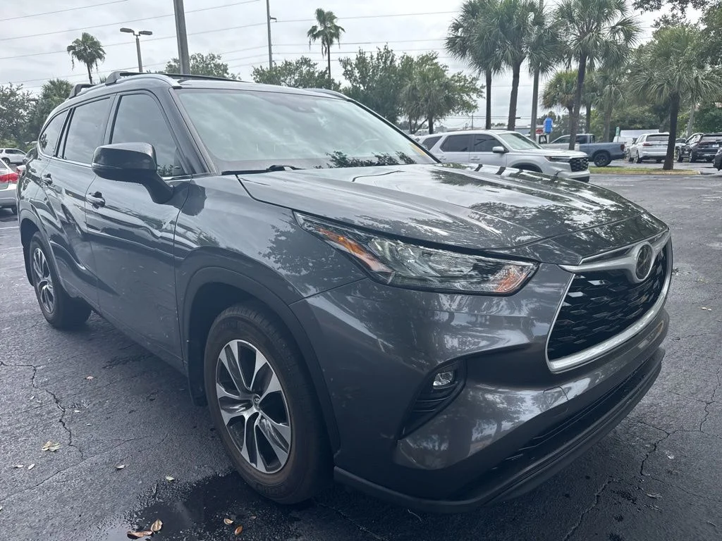 Used 2020 Magnetic Gray Metallic Toyota XLE image 20