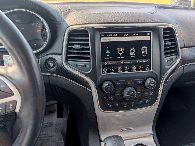 Used 2018  Jeep Summit image 17