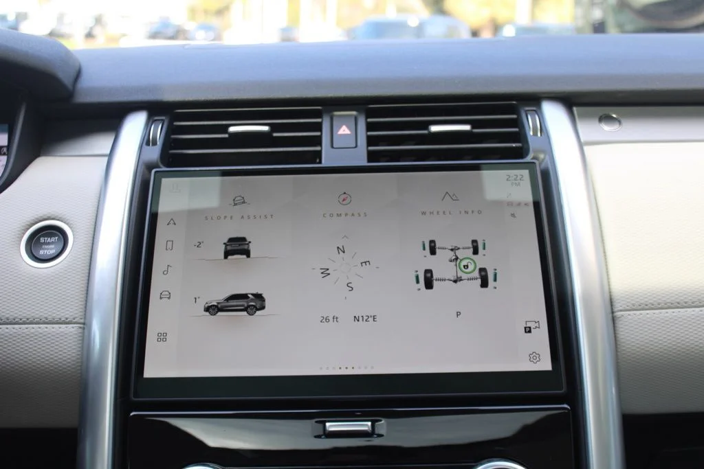 Certified Used 2025  Land Rover Dynamic SE image 24