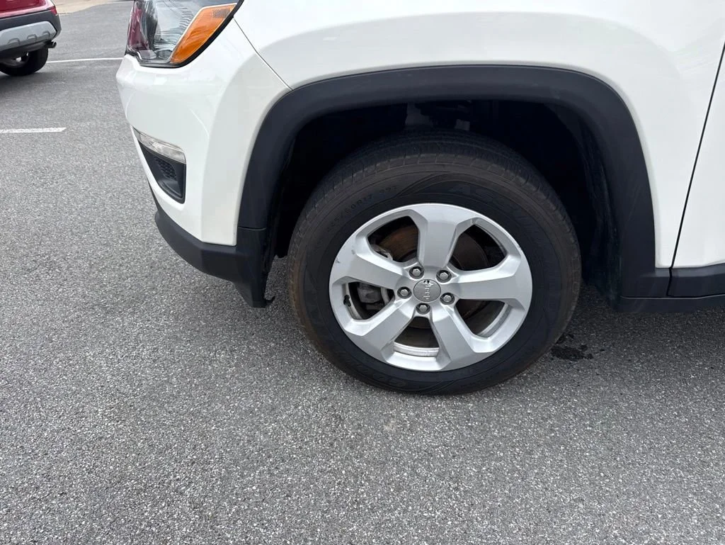 Used 2019 White Clearcoat Jeep Latitude image 9