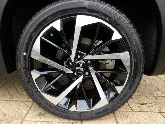 New 2025 Black Diamond/Alloy Silver Roof Mitsubishi SEL Platinum Edition image 12