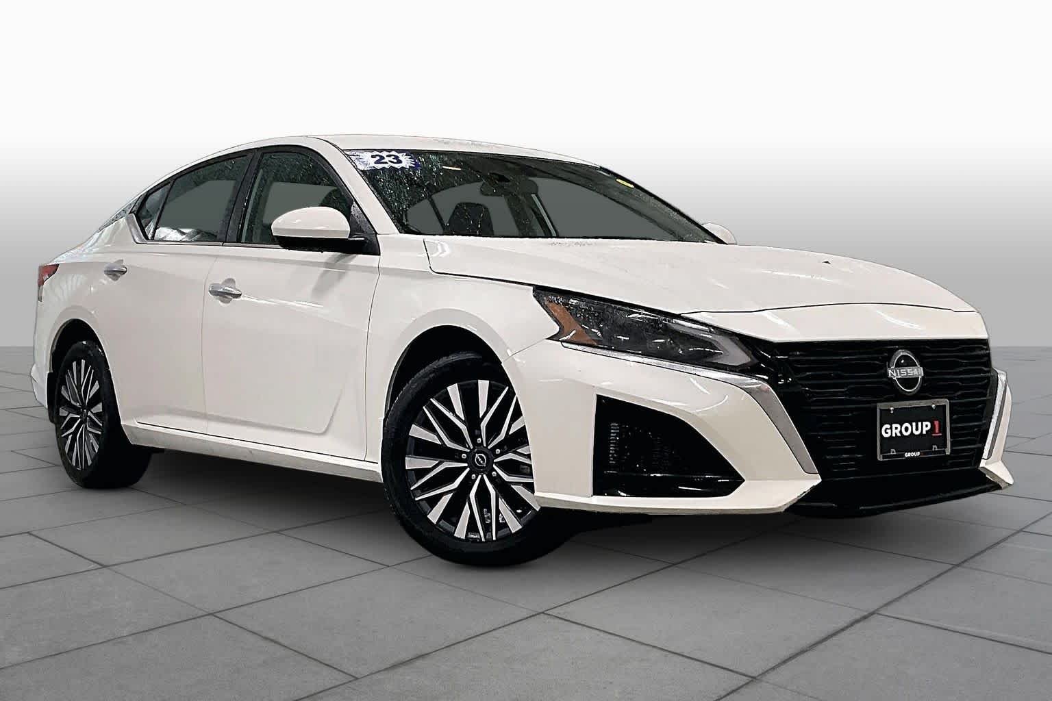 Used 2023 Pearl White Tricoat Nissan 2.5 SV image 3