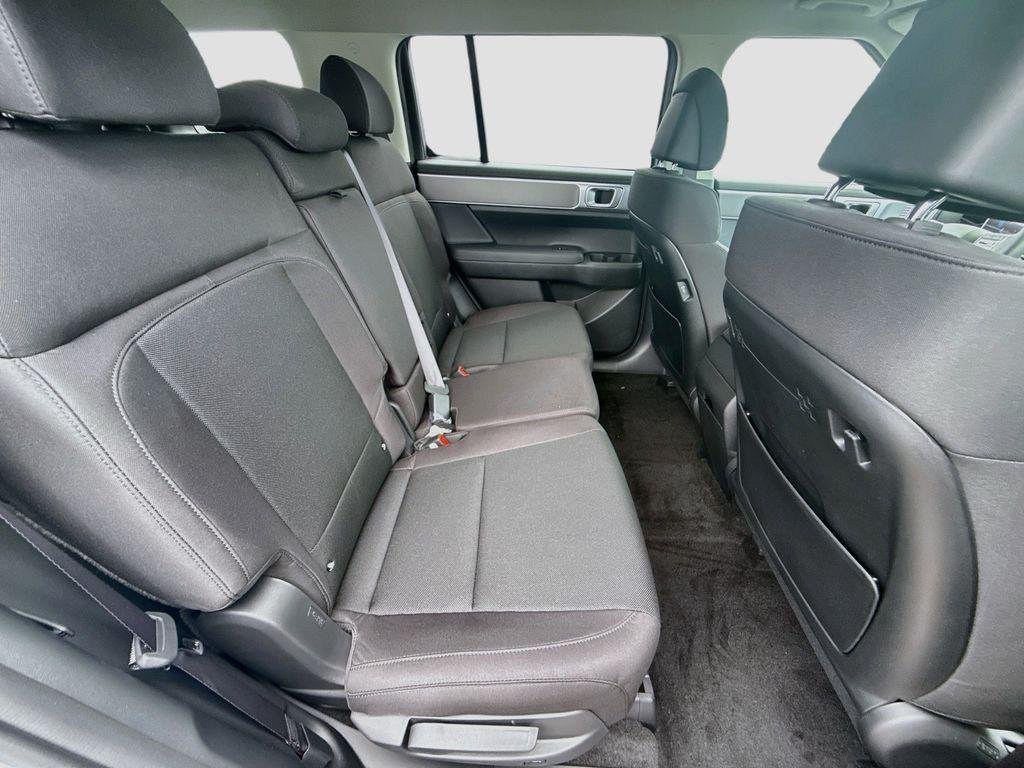 New 2027 Shimmering Silver Hyundai SE FWD image 19
