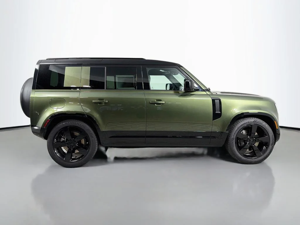 New 2026 Woolstone Green Land Rover X-Dynamic SE image 4