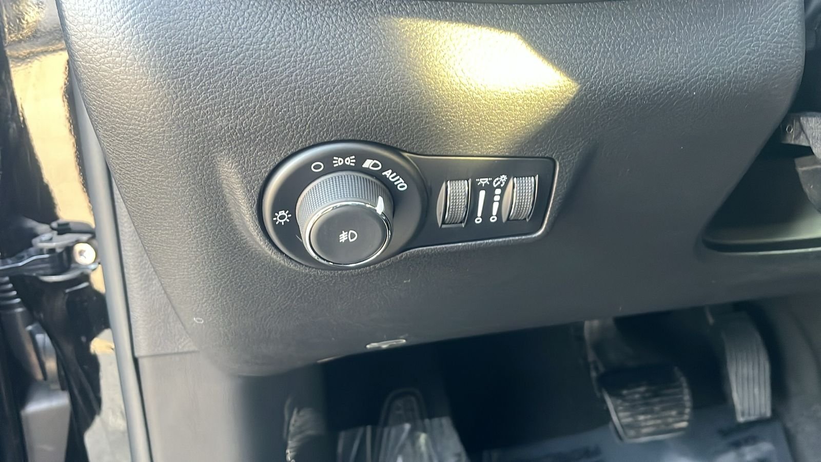 New 2026 Diamond Black Crystal Pearl-Coat Exterior Paint Jeep Latitude image 18