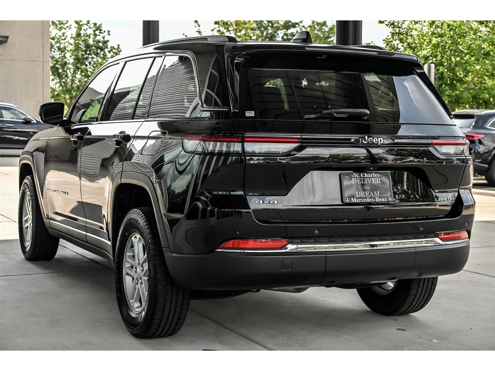 Used 2023 Black Jeep Laredo image 5
