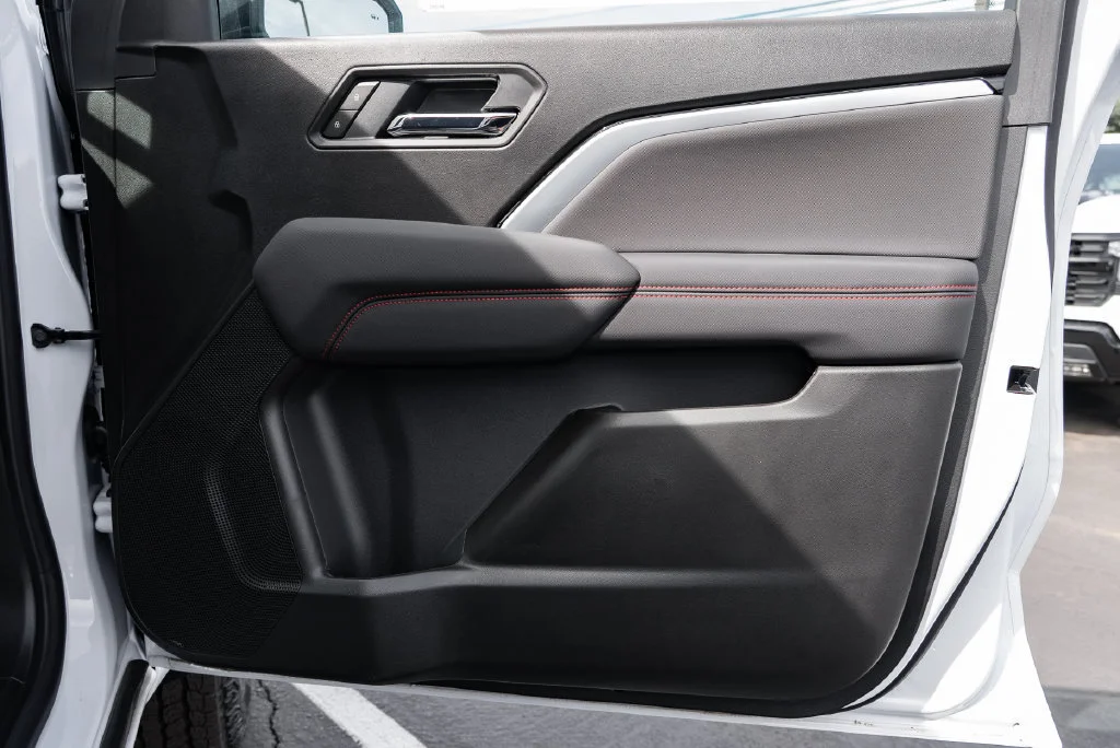 New 2026 Summit White Chevrolet Z71 image 30
