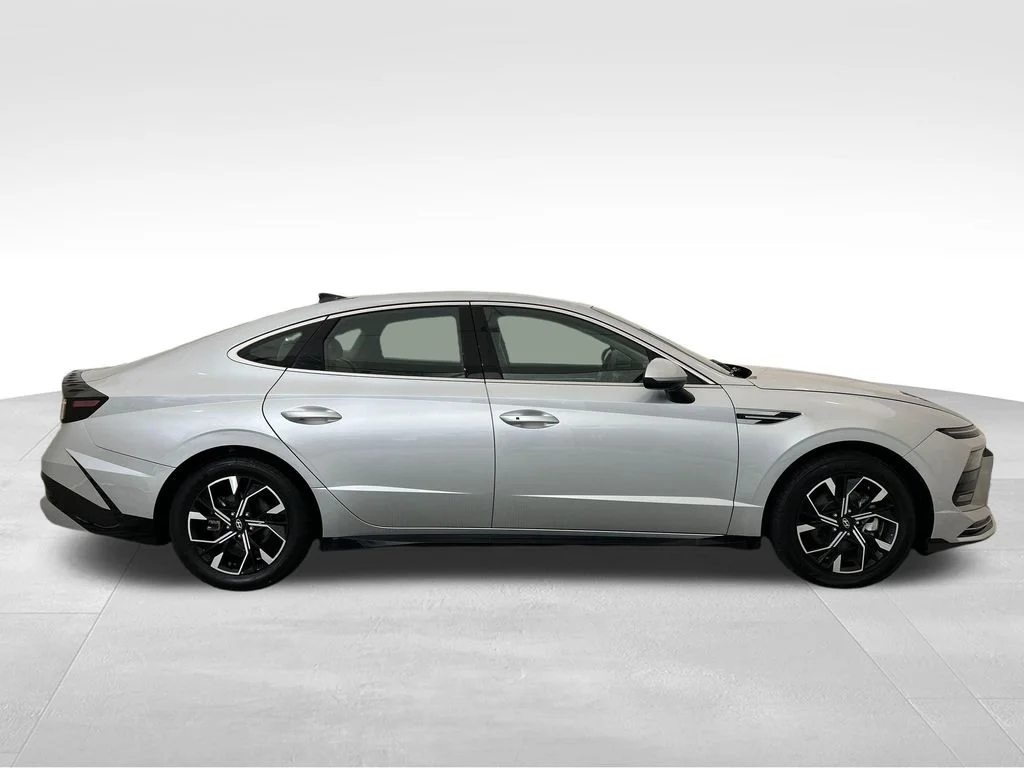 Used 2025 Silver Hyundai SEL image 7