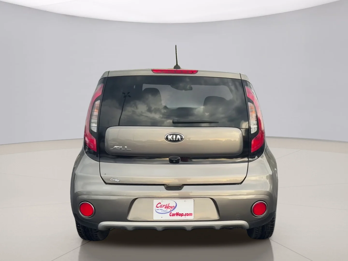 Used 2019 Gray Kia + image 4