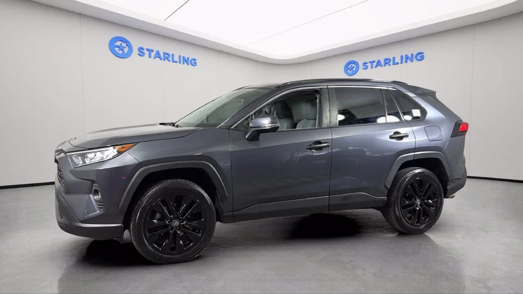 Used 2020  Toyota XLE Premium image 3