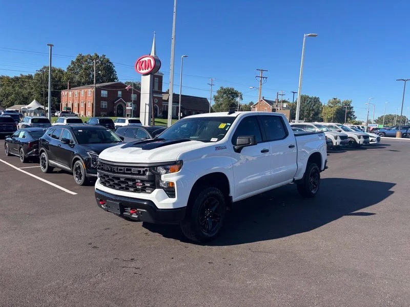 Used 2025 White Chevrolet Custom Trail Boss image 3