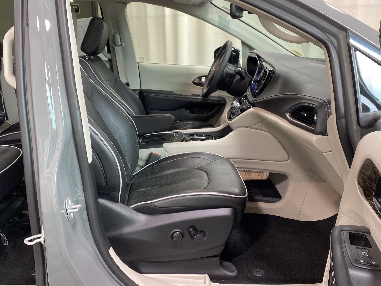 Used 2023 Ceramic Gray Clearcoat Chrysler Hybrid Limited image 10