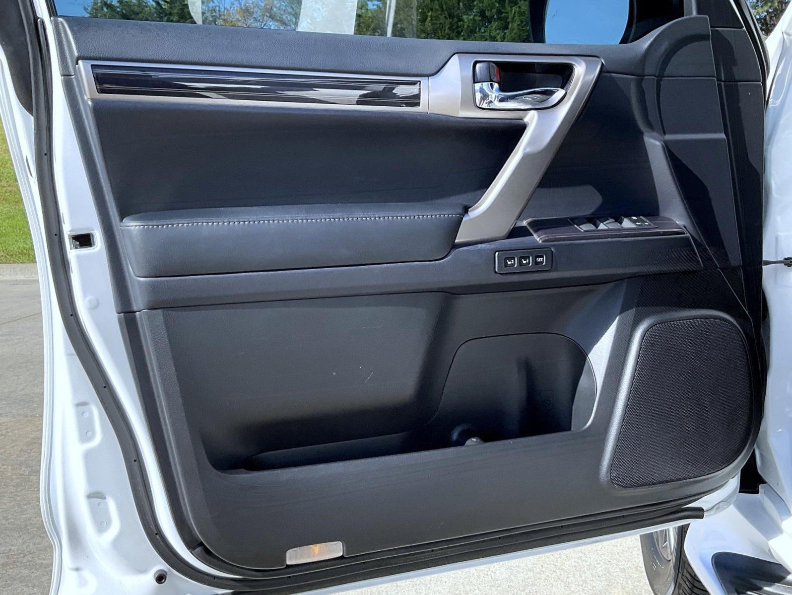 Used 2021 White Lexus 460 image 9