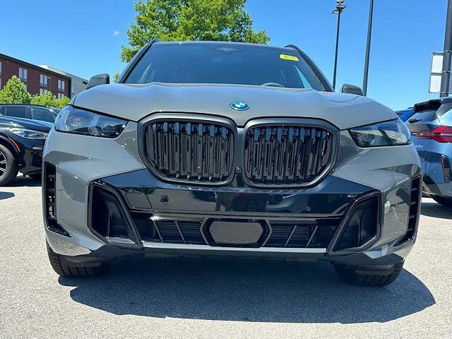 New 2026 Dravit Grey Metallic BMW xDrive50e image 2