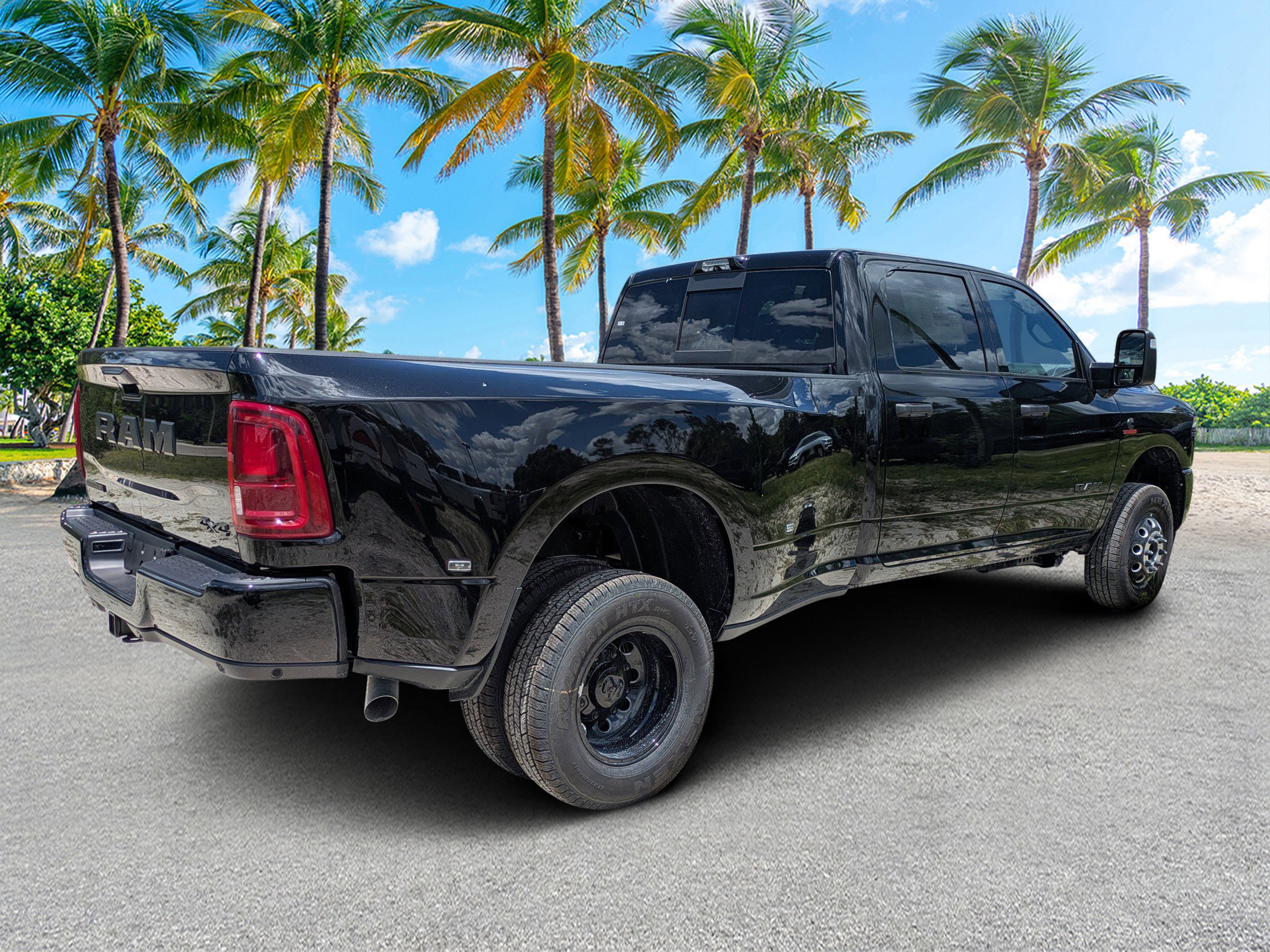 New 2026 Diamond Black Crystal Pearl-Coat Exterior Paint RAM Big Horn image 3