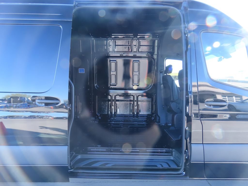 Used 2025  Mercedes-Benz Cargo 170 WB image 21