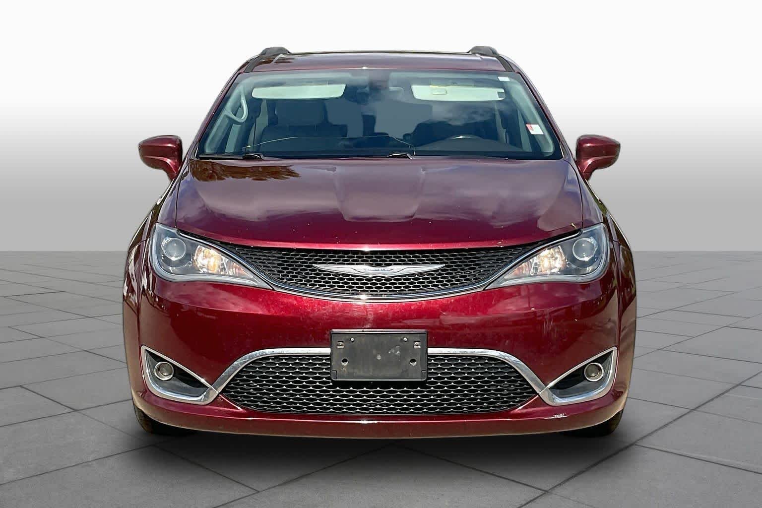 Used 2017 Velvet Red Pearlcoat Chrysler Touring-L image 3