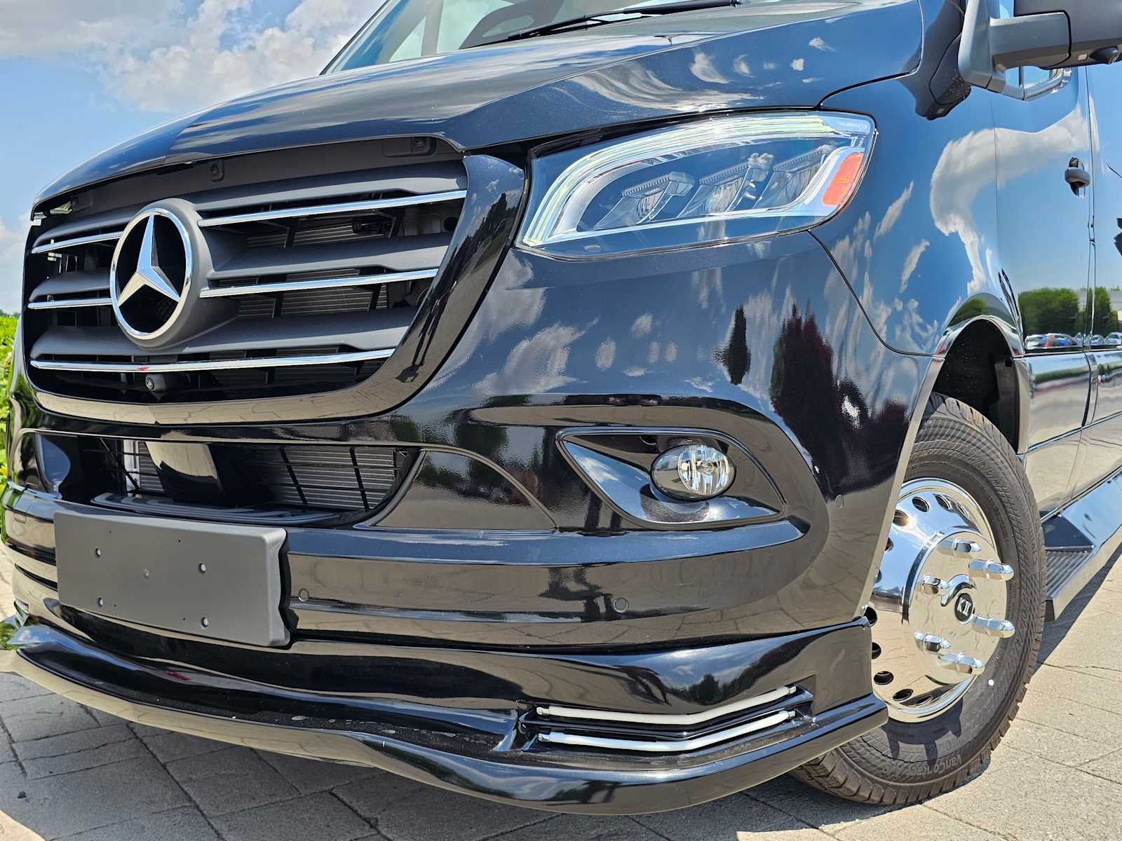 New 2026 Obsidian Black Metallic Mercedes-Benz Avenger Series RV image 8