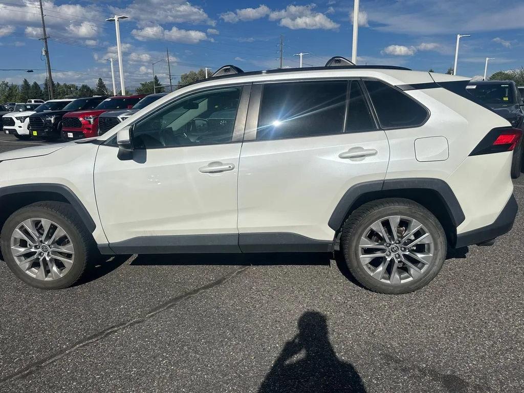 Used 2021 White Toyota XLE Premium image 3