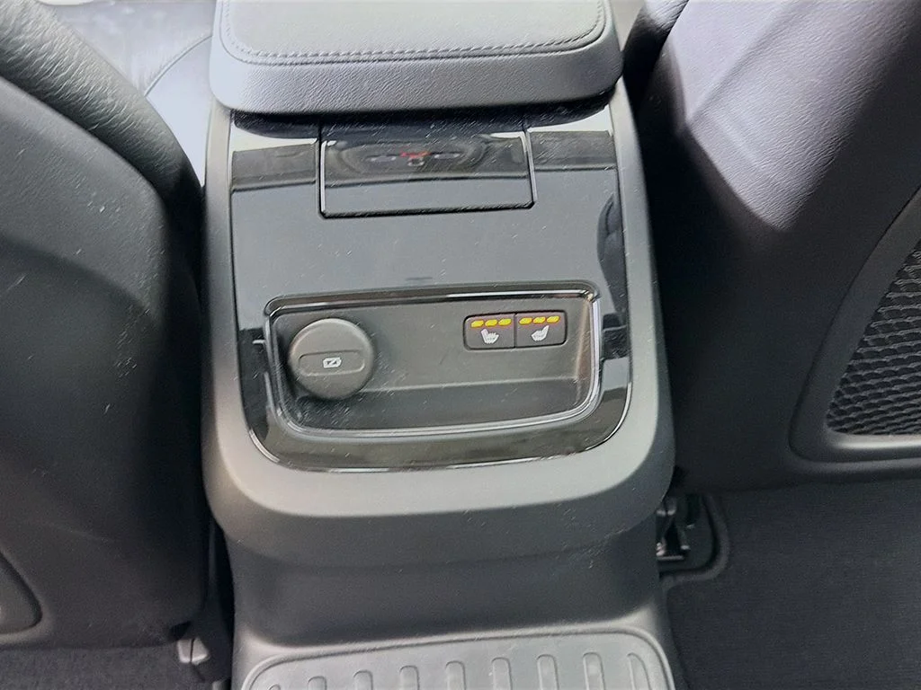 Used 2024 Crystal White Metallic Volvo T8 Plus Dark Theme image 30