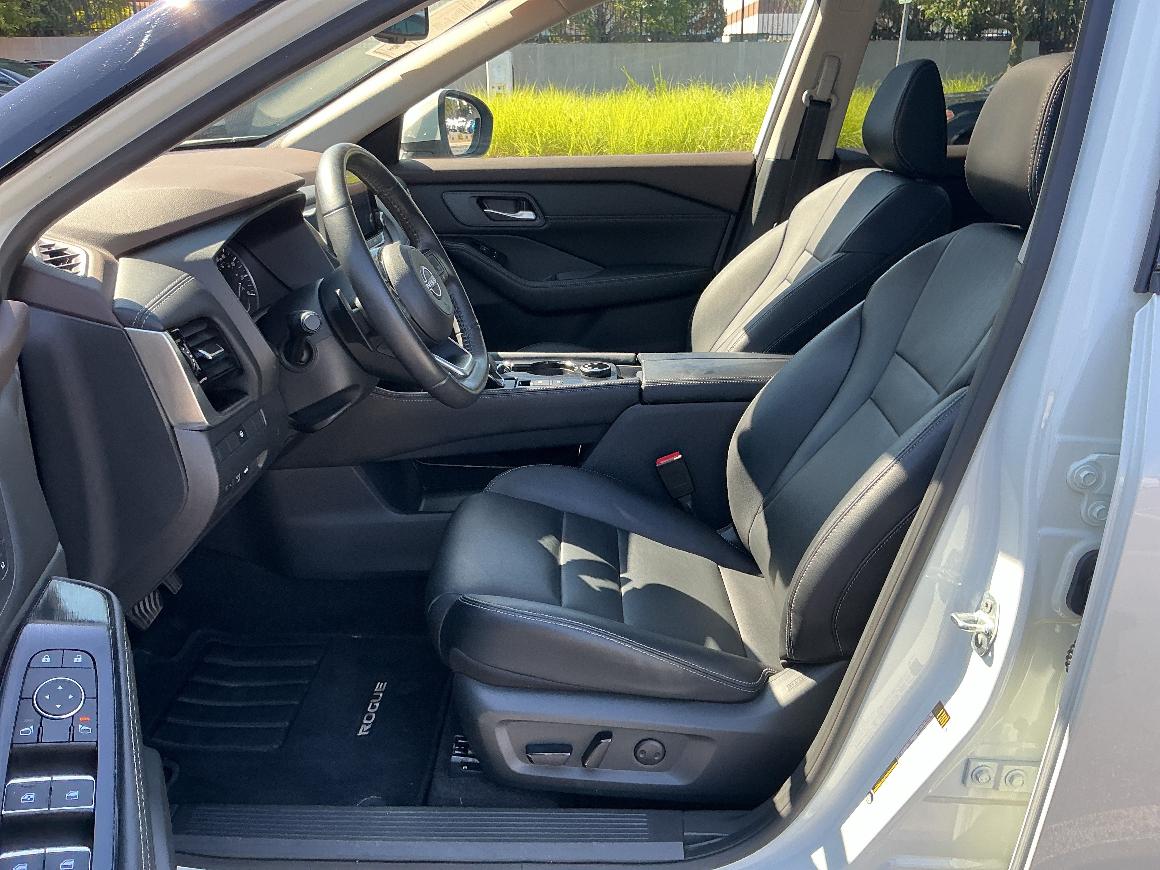 Used 2023 Pearl White Tricoat Nissan SL image 12