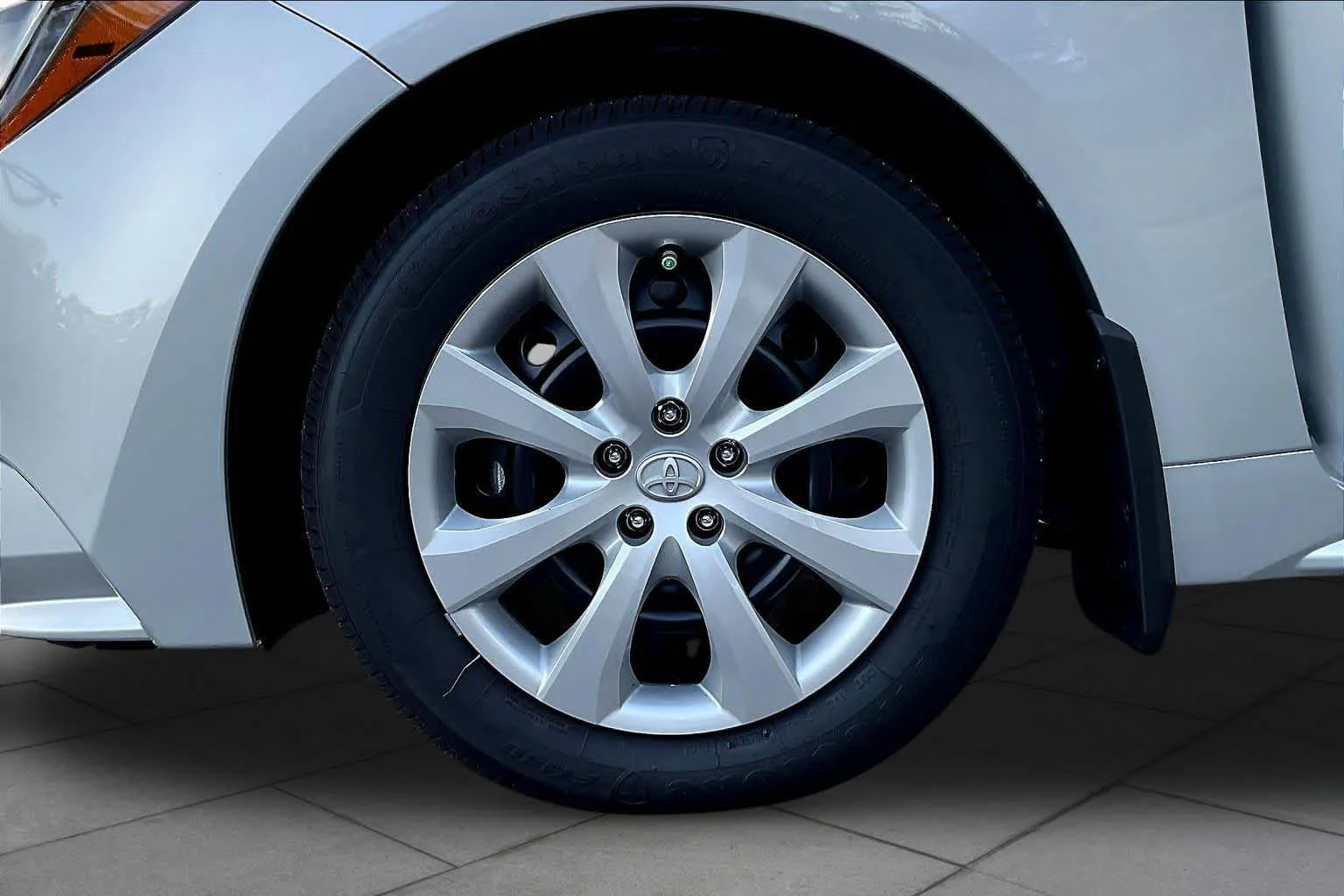 New 2027 Classic Silver Metallic Toyota LE image 11