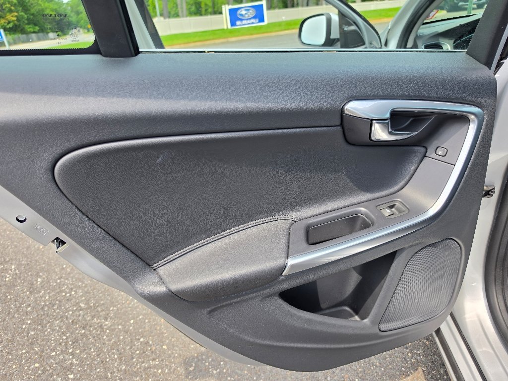 Used 2016 Silver Volvo T5 Drive-E Premier image 32