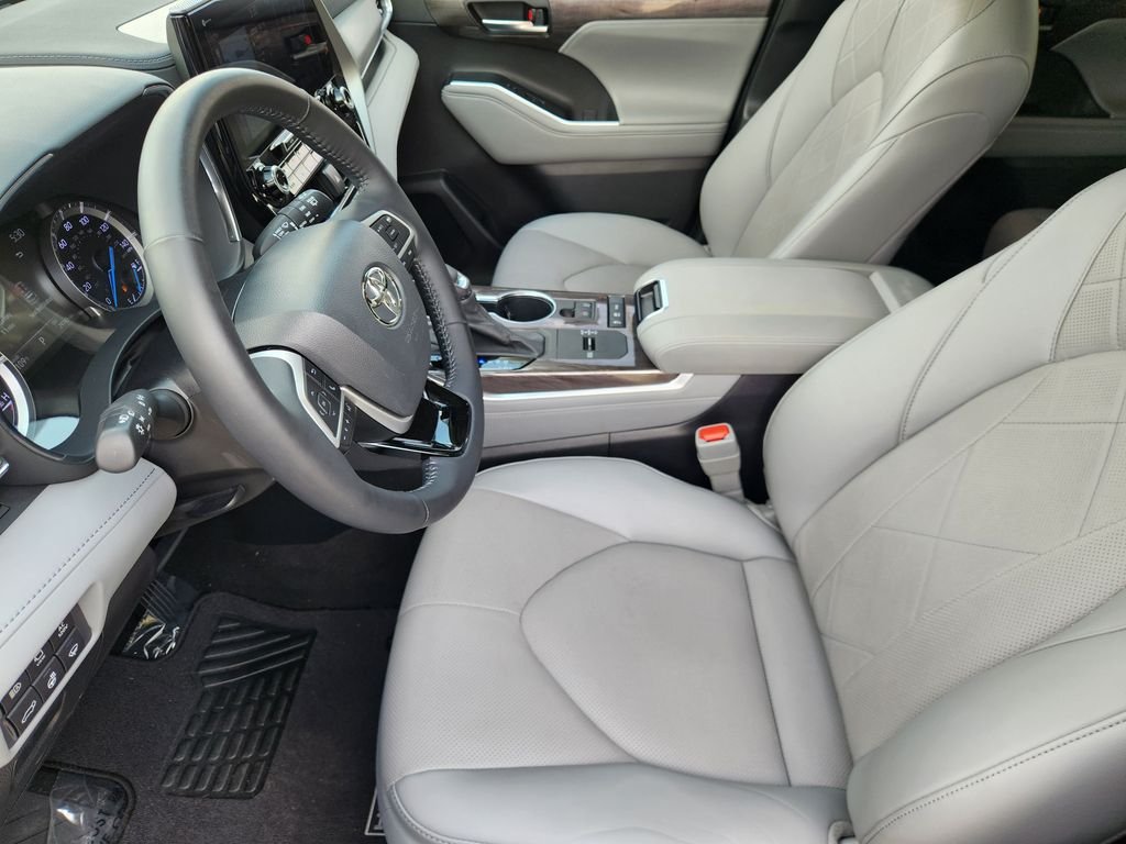 Used 2022 Magnetic Gray Metallic Toyota Platinum image 13