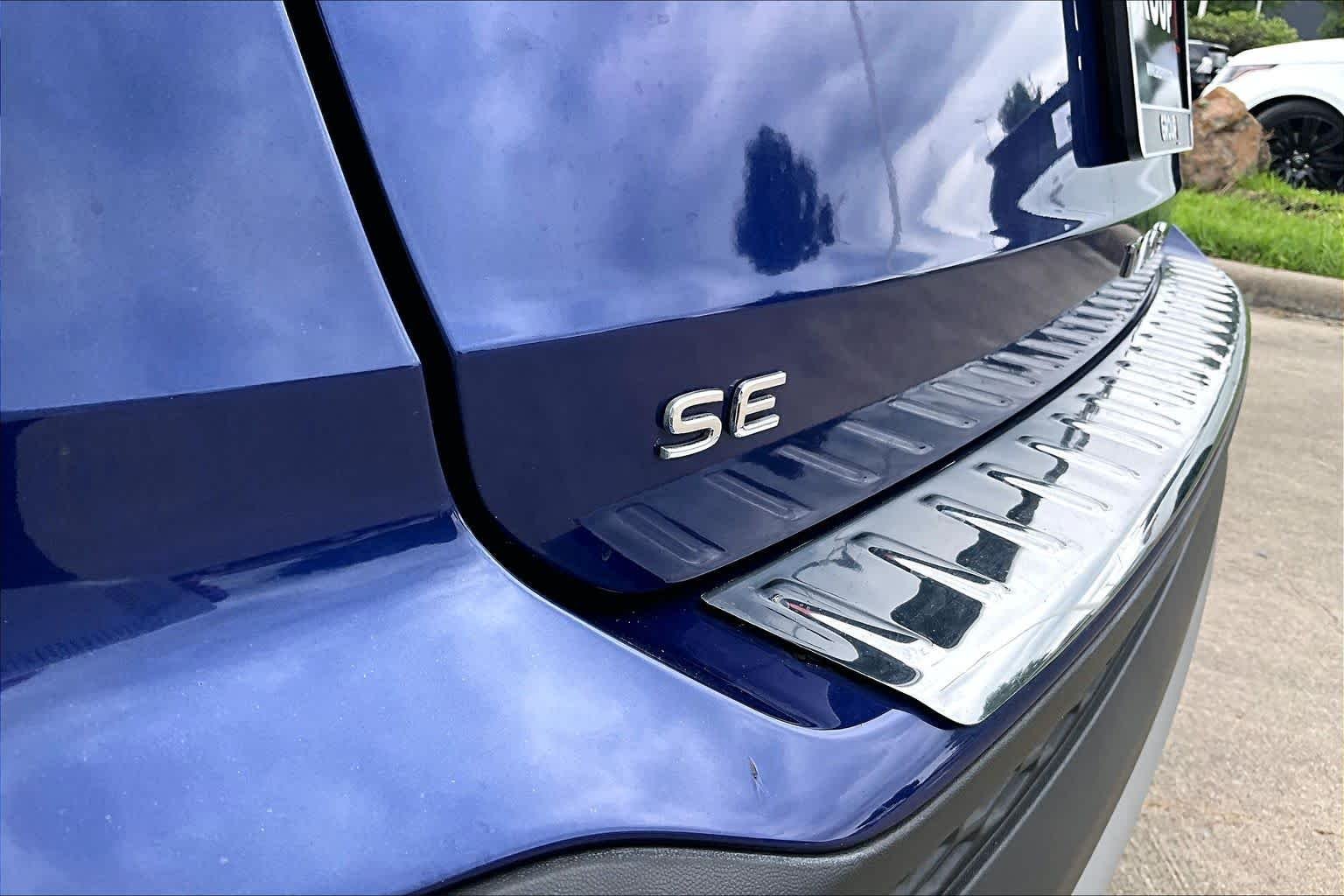 Used 2022 Dusk Blue Metallic Volkswagen SE image 9