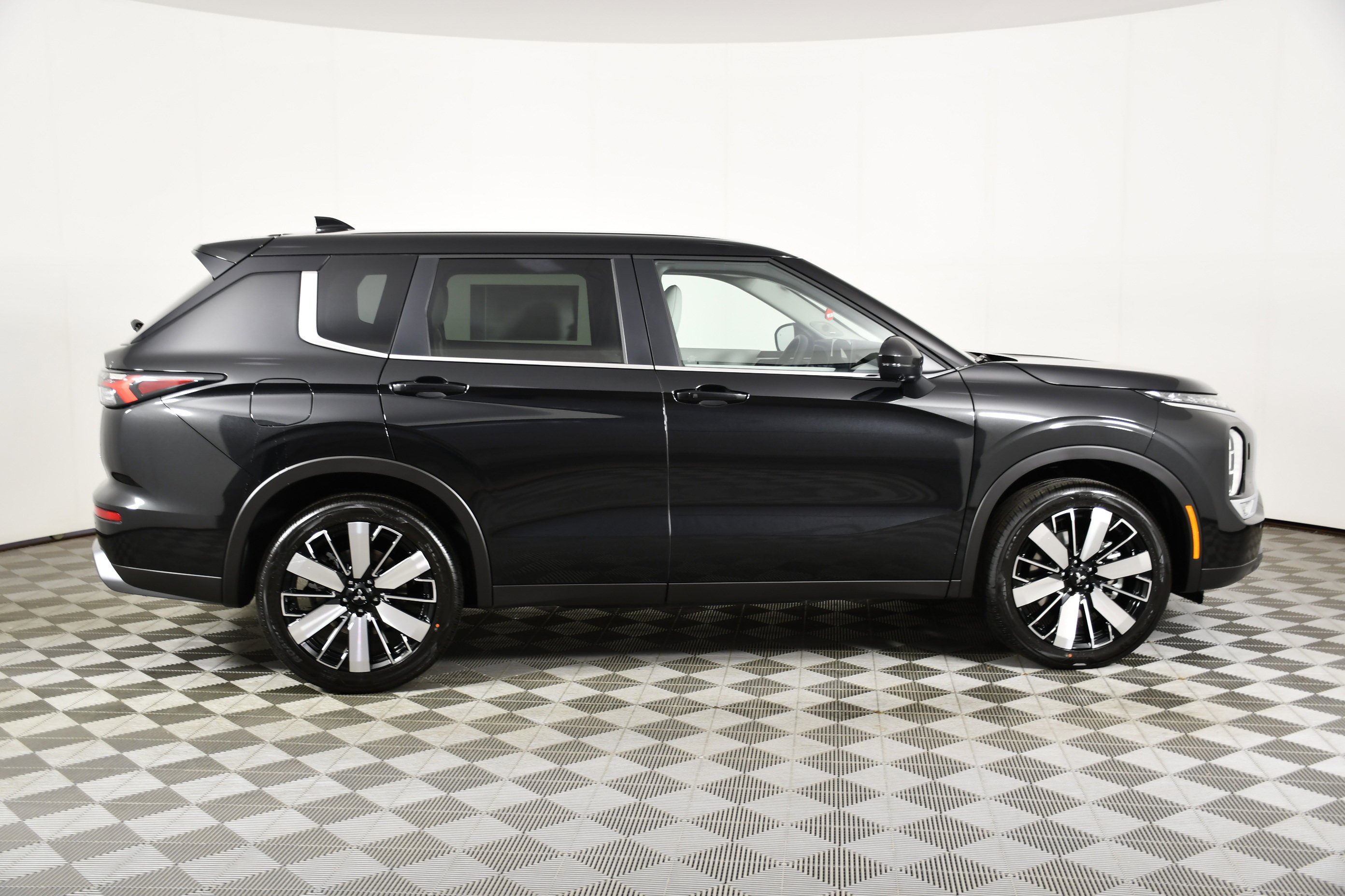 New 2026 Black Diamond Mitsubishi SE image 5
