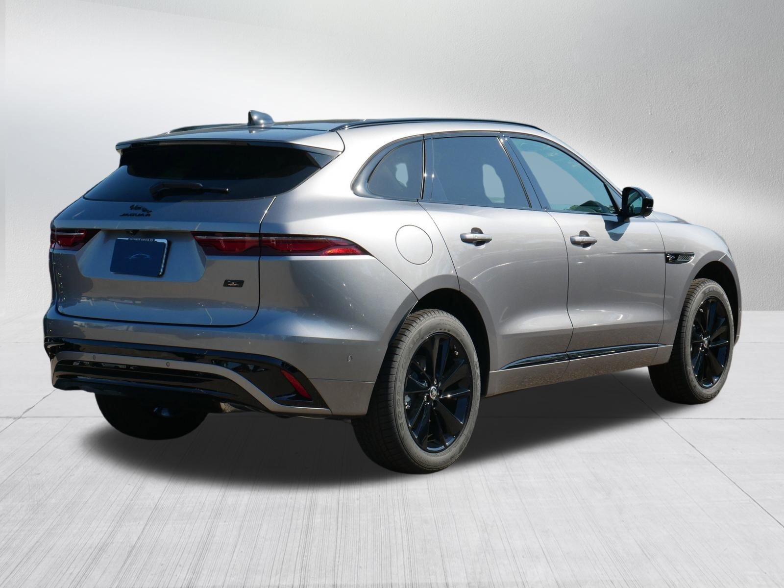 New 2026 Eiger Grey Jaguar R-Dynamic S image 2